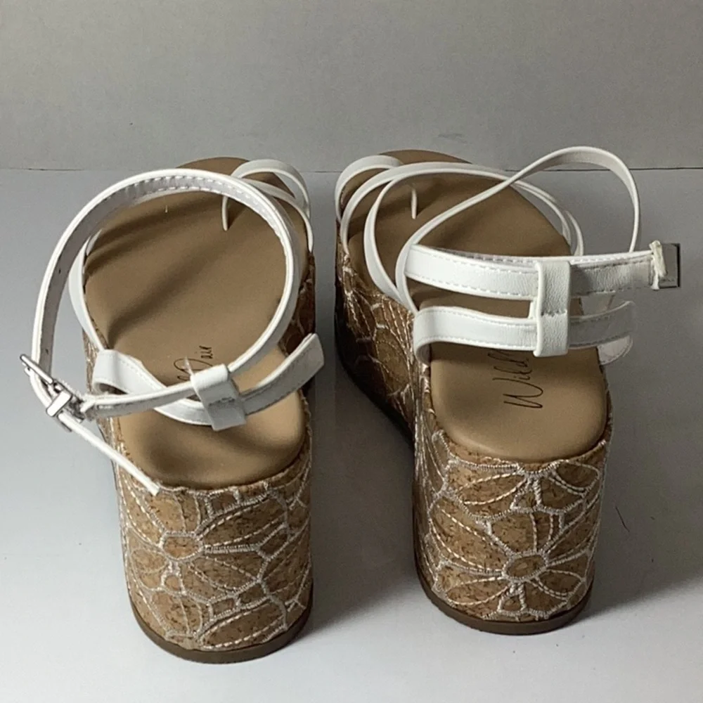 WILD PAIR Women's Dottye Platform Sandals